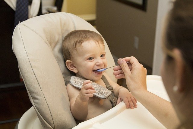 Bebé comiendo en su trona