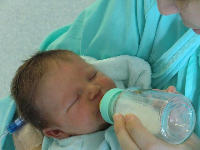 Cómo dar el biberón a un recién nacido